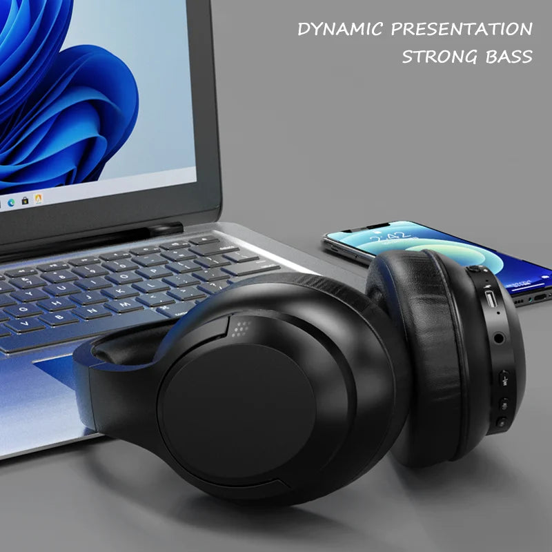 Black headphones on a gray surface with a laptop and smartphone in the background, featuring text about dynamic presentation and strong bass.