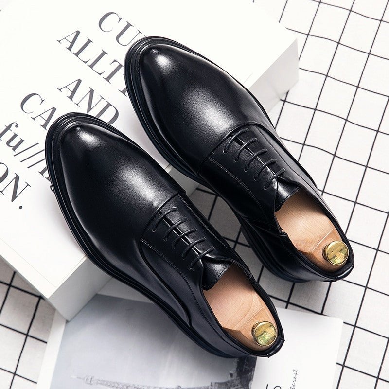 A pair of Oxford Pointed Business Leather Shoes for men, showcasing exquisite craftsmanship and a classic design. Ideal for formal or professional wear, these shoes exude sophistication and timeless style.